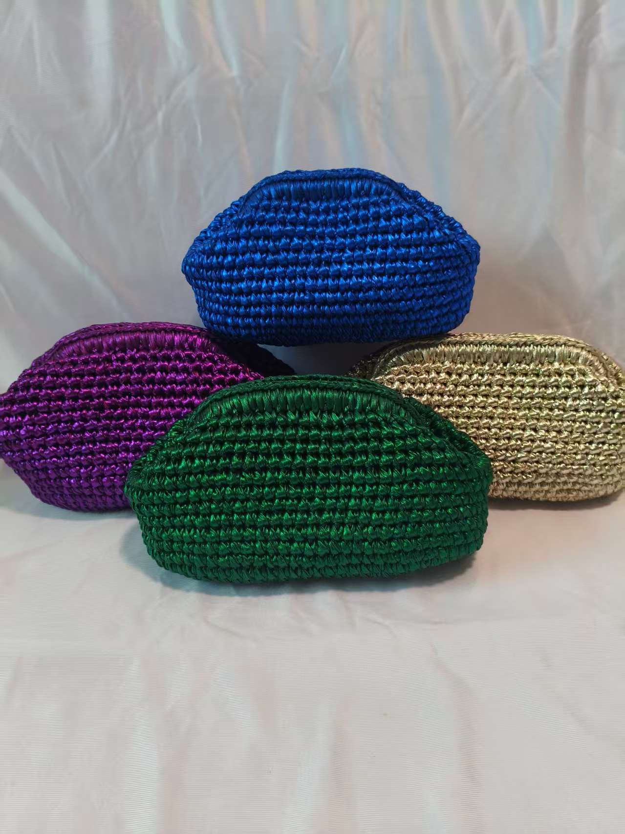 Tippet Line - กระเป๋าคลัทช์ขนาดกลางสีเงินเงา ทำจากผ้าถักโครเชต์แบบเส้นโลหะ ทอมือ สะพายใต้วงแขน